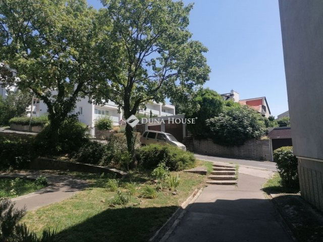Eladó panellakás, Pécsett 73.9 M Ft, 3 szobás