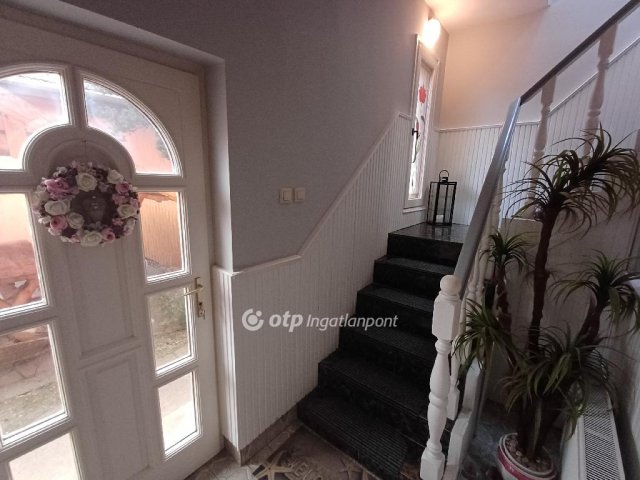 Eladó családi ház, Csongrádon 125 M Ft, 6+1 szobás