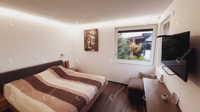 Eladó családi ház, Ajkán 299 M Ft, 5 szobás