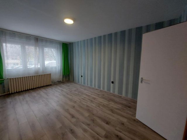 Eladó panellakás, Pécsett 56.8 M Ft, 3 szobás