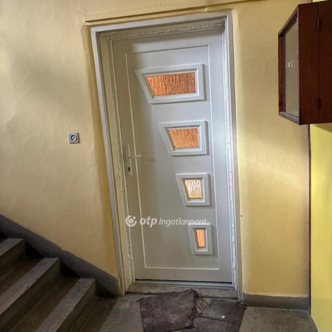 Eladó panellakás, Pécsett 64.9 M Ft, 2 szobás