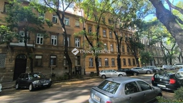 Eladó téglalakás, Budapesten, VI. kerületben 76 M Ft, 1 szobás