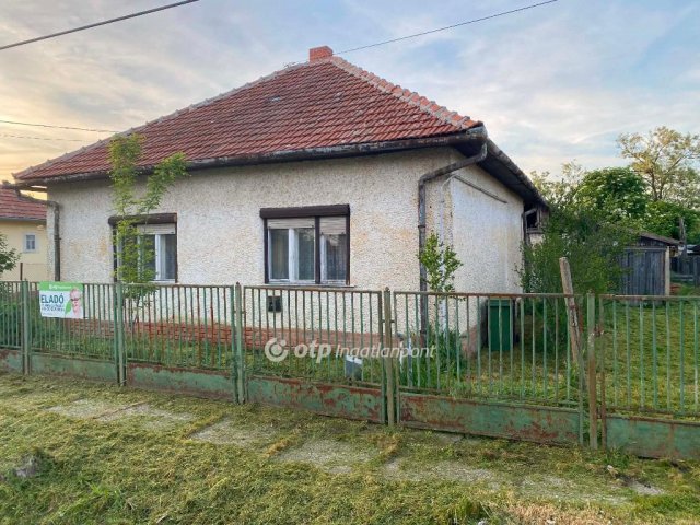 Eladó családi ház, Besenyszögön 11.99 M Ft, 3 szobás