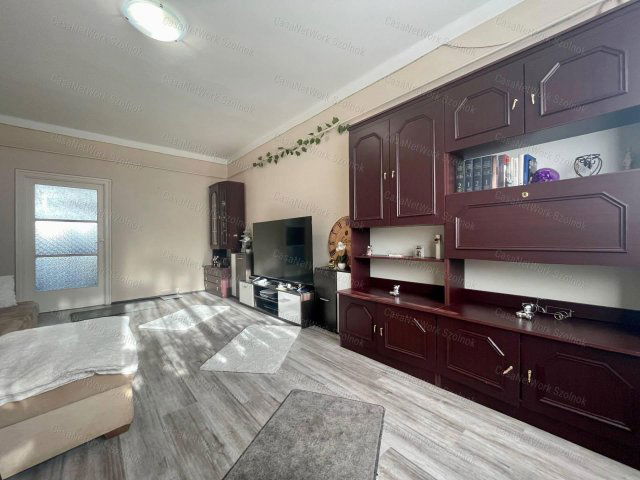 Eladó téglalakás, Szolnokon 38 M Ft, 3 szobás