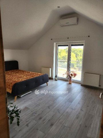 Eladó családi ház, Velencén 215 M Ft, 4+1 szobás