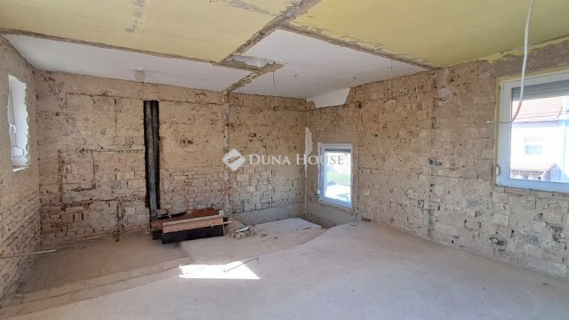 Eladó téglalakás, Celldömölkön 42 M Ft, 3 szobás