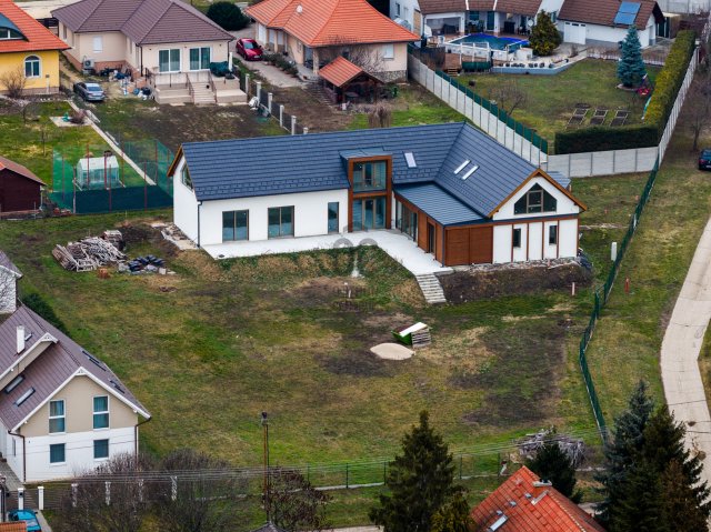 Eladó családi ház, Sukorón 210 M Ft, 7 szobás