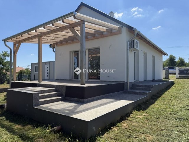 Eladó családi ház, Borgátán 65 M Ft, 3 szobás