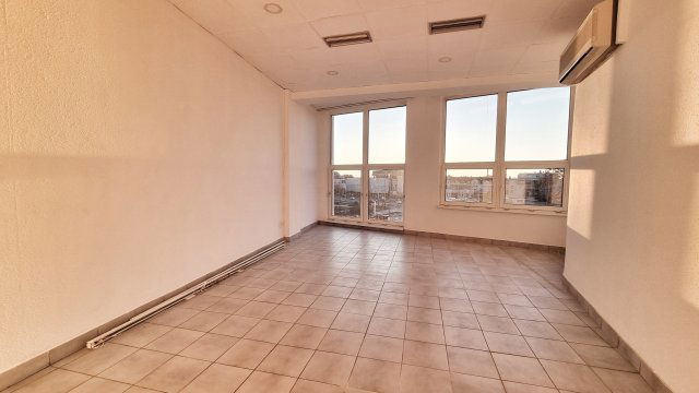 Eladó iroda, Nyíregyházán, Vay Ádám körúton 26.9 M Ft