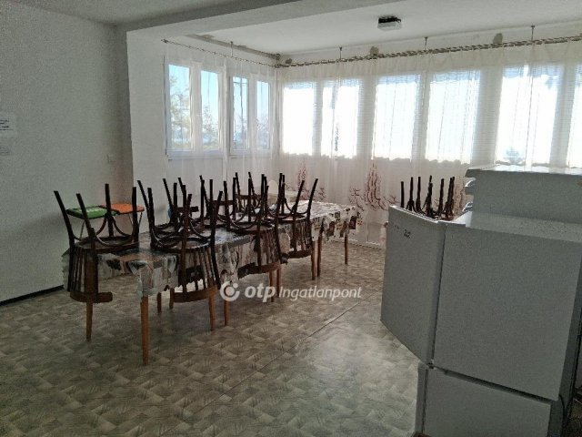 Eladó családi ház, Balatonalmádiban 220 M Ft, 10 szobás