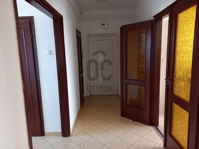 Kiadó téglalakás, albérlet, Pápán 150 E Ft / hó, 3 szobás