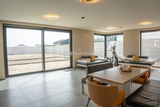 Eladó családi ház, Diósdon 330 M Ft, 5 szobás