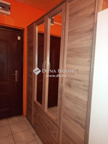 Eladó panellakás, Komlón 19.9 M Ft, 3 szobás