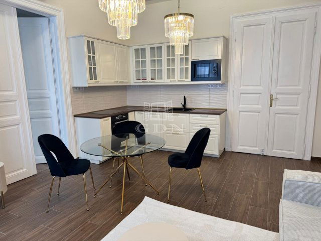 Eladó téglalakás, Budapesten, VII. kerületben 120 M Ft