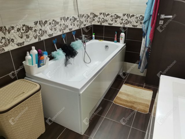 Eladó családi ház, Komáromban 180 M Ft, 8 szobás