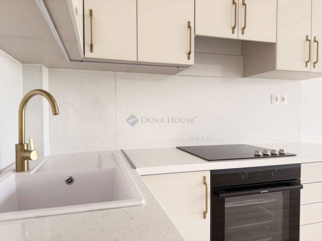 Eladó panellakás, Pécsett 49.9 M Ft, 3 szobás