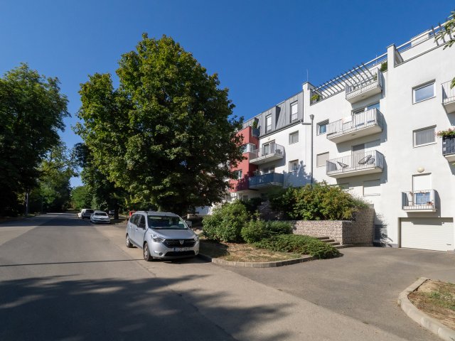 Eladó téglalakás, Pécsett 79.9 M Ft, 3 szobás
