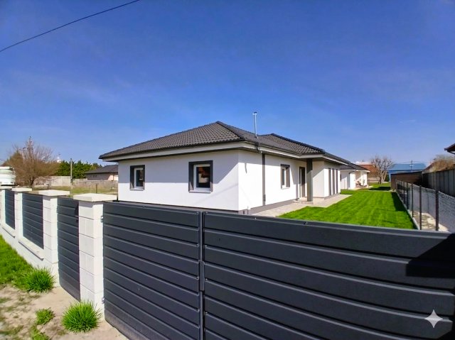 Eladó családi ház, Kiskunlacházán 87.9 M Ft, 4 szobás