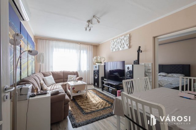 Eladó panellakás, Szegeden 65.99 M Ft, 4 szobás