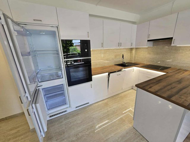 Eladó családi ház, Szegeden 150 M Ft, 5 szobás