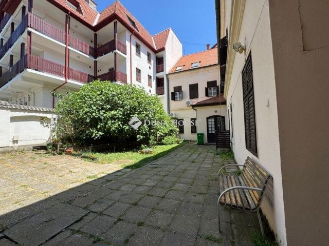 Eladó téglalakás, Kaposváron 54.9 M Ft, 4 szobás