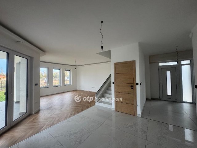 Eladó sorház, Velencén 220 M Ft, 5 szobás / költözzbe.hu