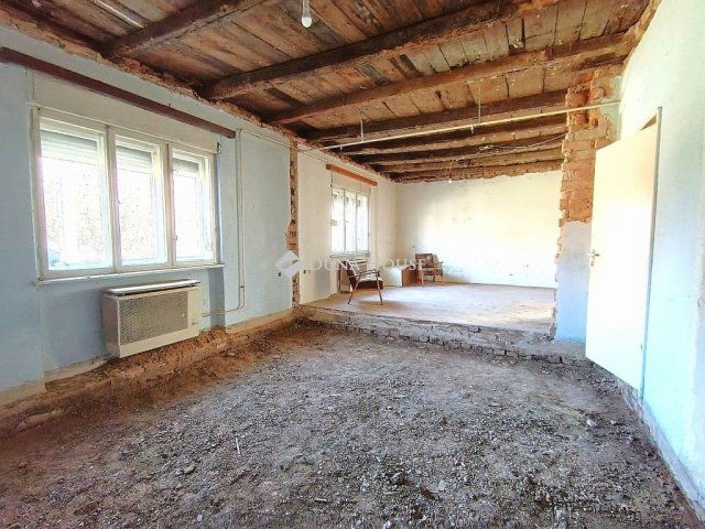 Eladó családi ház, Újkéren 21.5 M Ft, 2 szobás