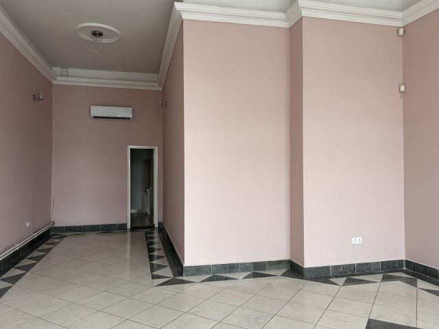 Kiadó üzlethelyiség, Komáromban 220 E Ft / hó