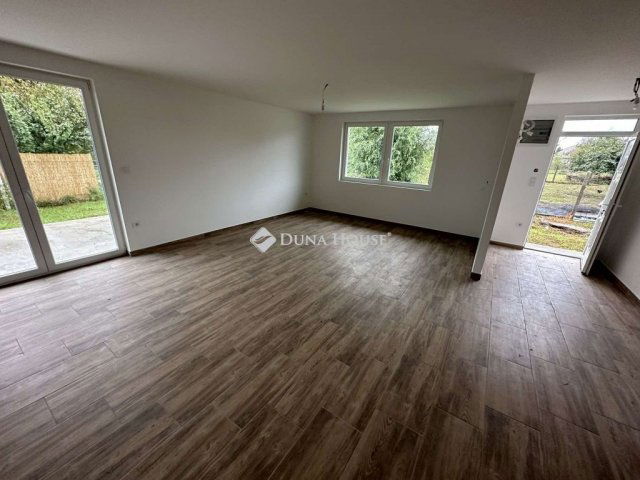 Eladó ikerház, Kakucson 89.9 M Ft, 4 szobás