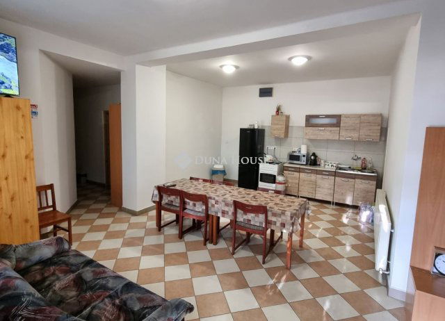 Eladó családi ház, Papkeszin 89.9 M Ft, 9 szobás