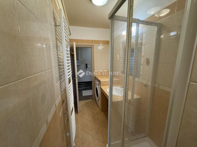 Eladó téglalakás, Pécsett 32.5 M Ft, 1 szobás