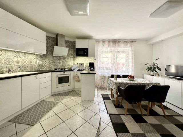 Eladó családi ház, Pécsett 78.9 M Ft, 5 szobás