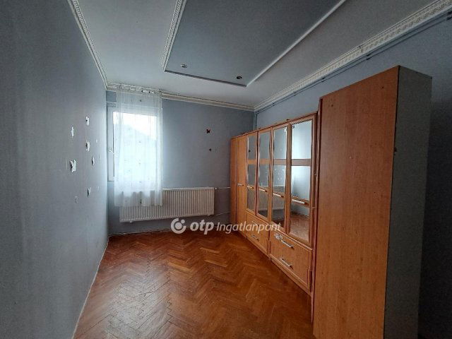 Eladó családi ház, Kisújszálláson 27 M Ft, 4+2 szobás