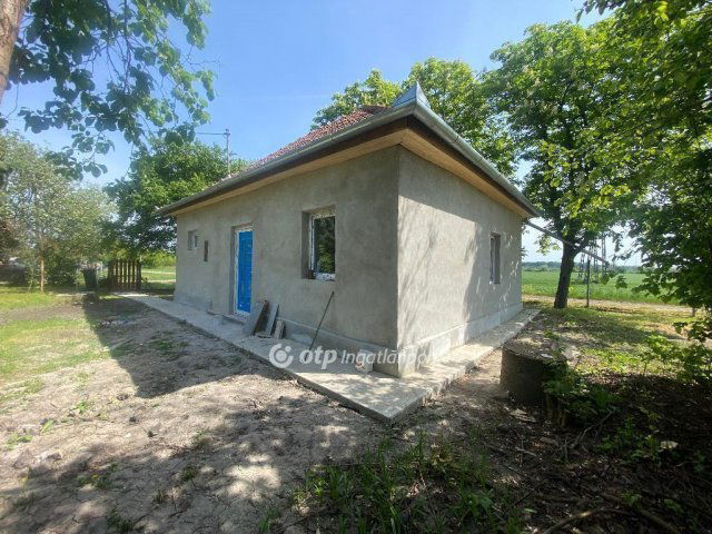 Eladó családi ház, Újszászon 18.99 M Ft, 1 szobás