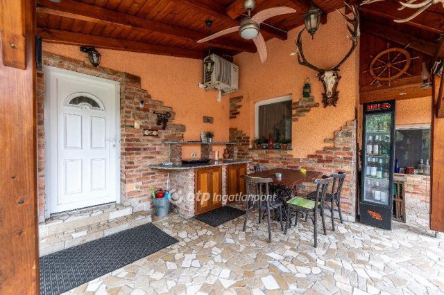 Eladó családi ház, Velencén 179.9 M Ft, 4 szobás