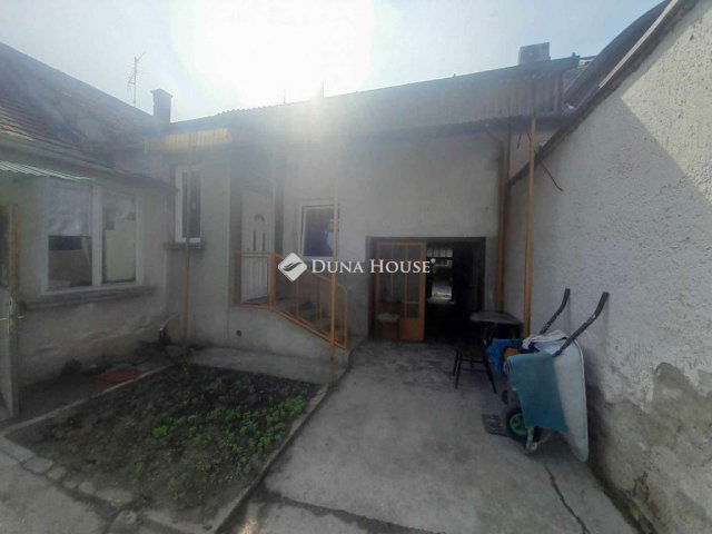 Eladó téglalakás, Szombathelyen 26 M Ft, 4 szobás
