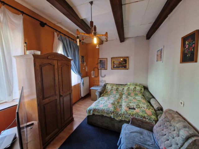 Eladó családi ház, Tatán 15.5 M Ft, 2 szobás