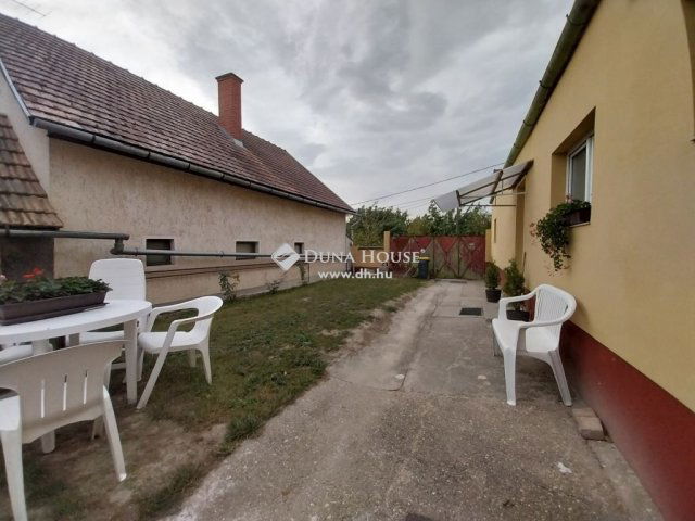 Eladó családi ház, Pakson 28 M Ft, 2 szobás