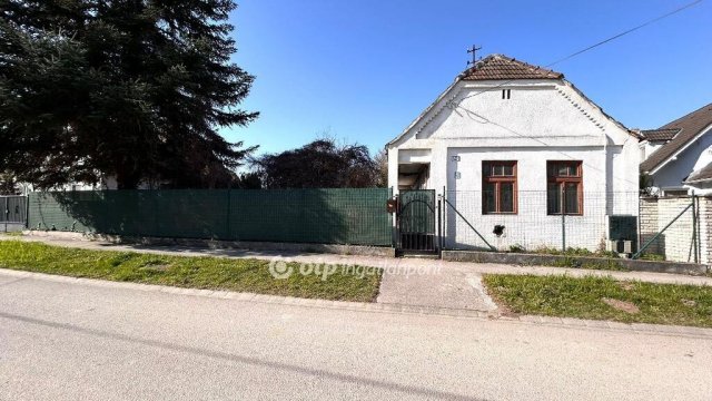 Eladó családi ház, Győrött 118 M Ft, 2 szobás