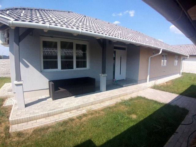 Eladó családi ház, Velencén 169 M Ft, 5 szobás