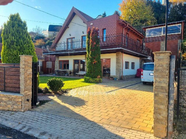 Eladó családi ház, Balatonalmádiban 264.9 M Ft, 6 szobás