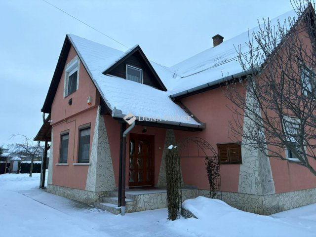 Eladó családi ház, Úrin, Fő utcában 99 M Ft, 6 szobás