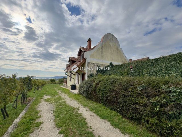Eladó nyaraló, Balatonfüreden 219 M Ft, 5 szobás