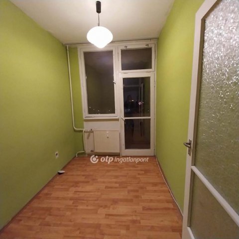 Eladó panellakás, Nyíregyházán 34.8 M Ft, 1+1 szobás