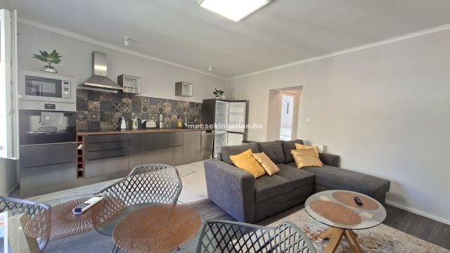 Kiadó téglalakás, albérlet, Pécsett 250 E Ft / hó, 1 szobás