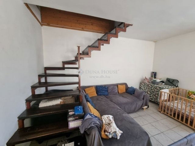 Eladó családi ház, Szigetszentmiklóson 89 M Ft, 5 szobás