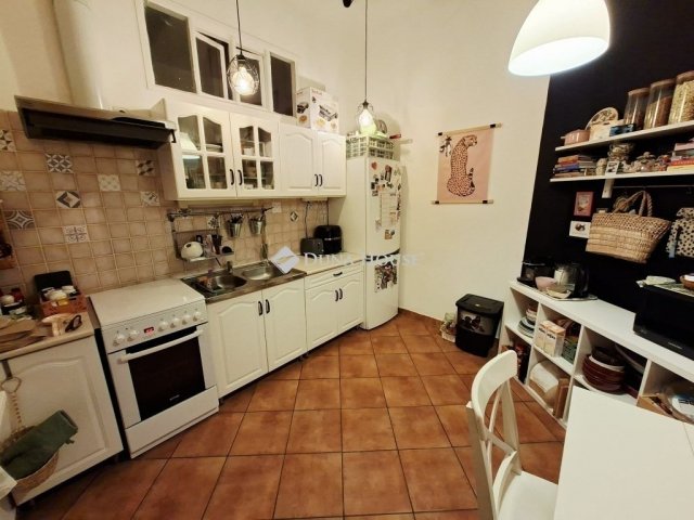 Eladó téglalakás, Budapesten, VI. kerületben 65 M Ft, 1 szobás