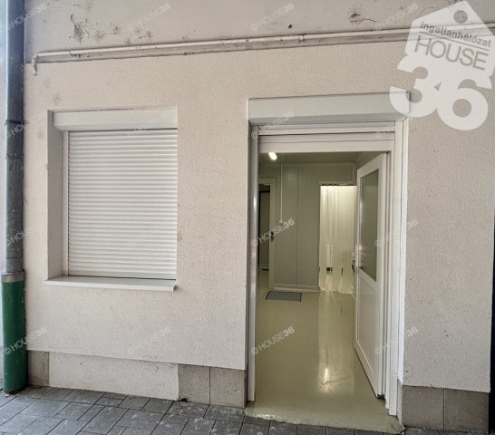 Eladó üzlethelyiség, Kiskunfélegyházán 15.9 M Ft, 1 szobás
