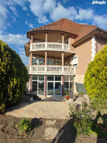 Eladó családi ház, Szigetszentmiklóson 303.85 M Ft, 5 szobás