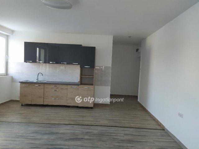 Eladó téglalakás, Verpeléten 22 M Ft, 1+1 szobás